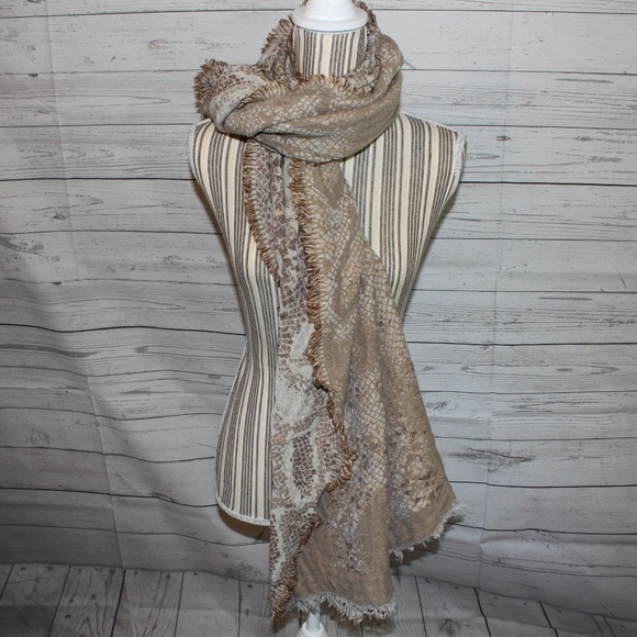 Beautiful Knit Fringe Edge Shoal Scarf - Picture 2 of 4